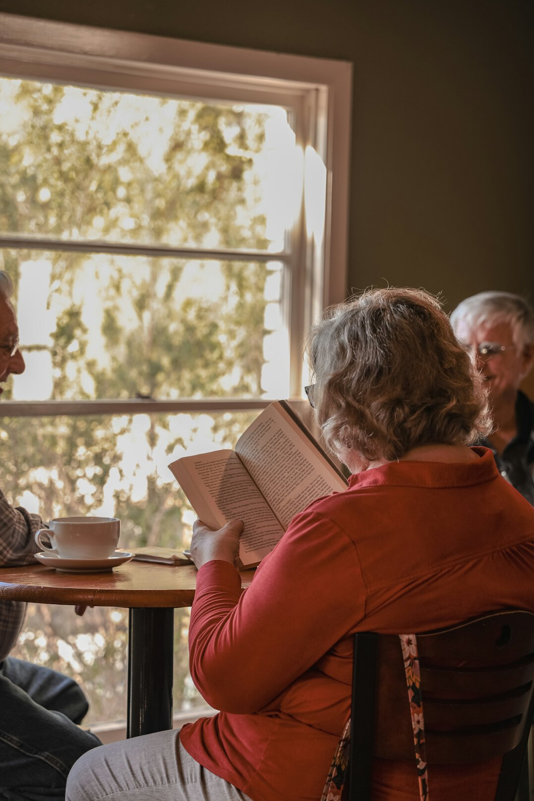 seniors enjoying coffee